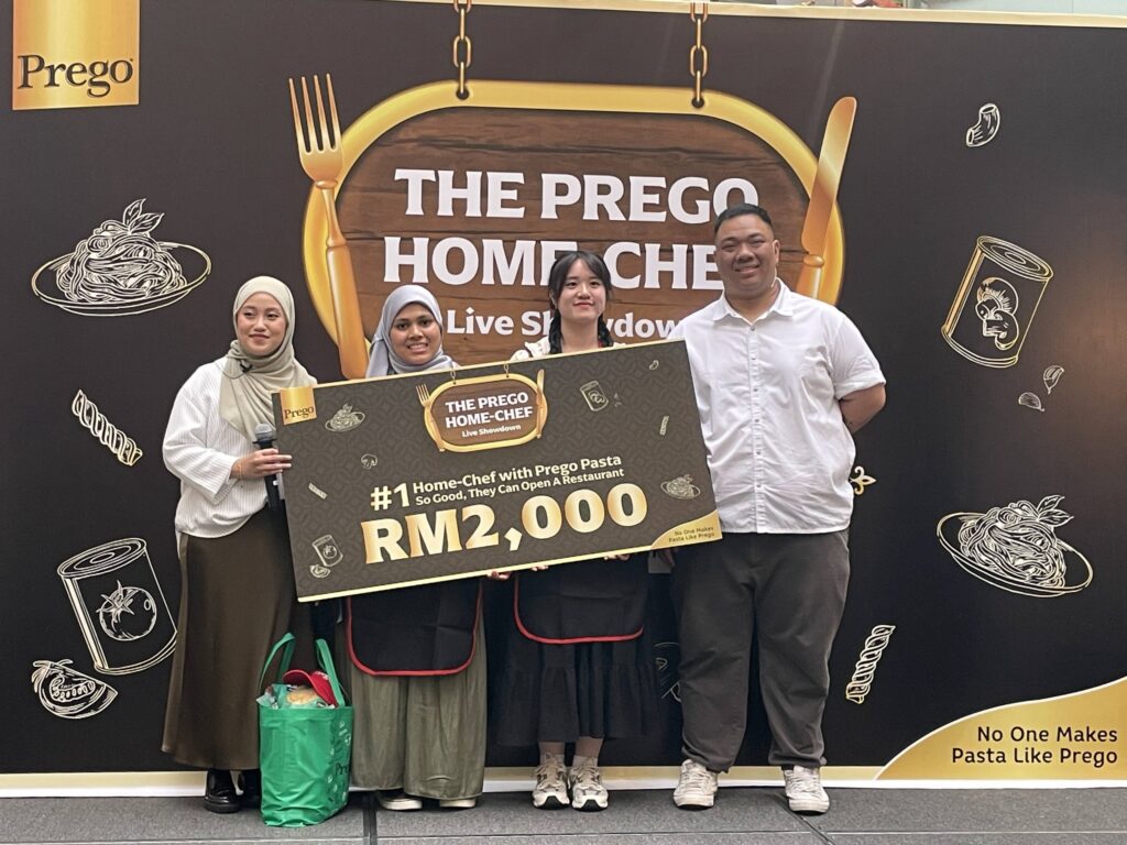 From left to right: Judge Nurul Ain, finalist Siti Zaitun, champion Jeanette, and Judge Jay posing with the RM2,000 winner’s cheque.