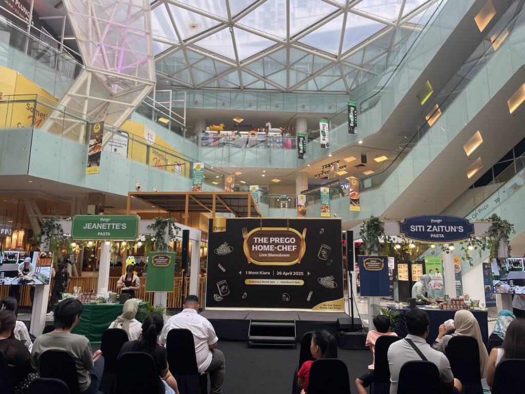 The two finalists cooking up a storm during the final round.