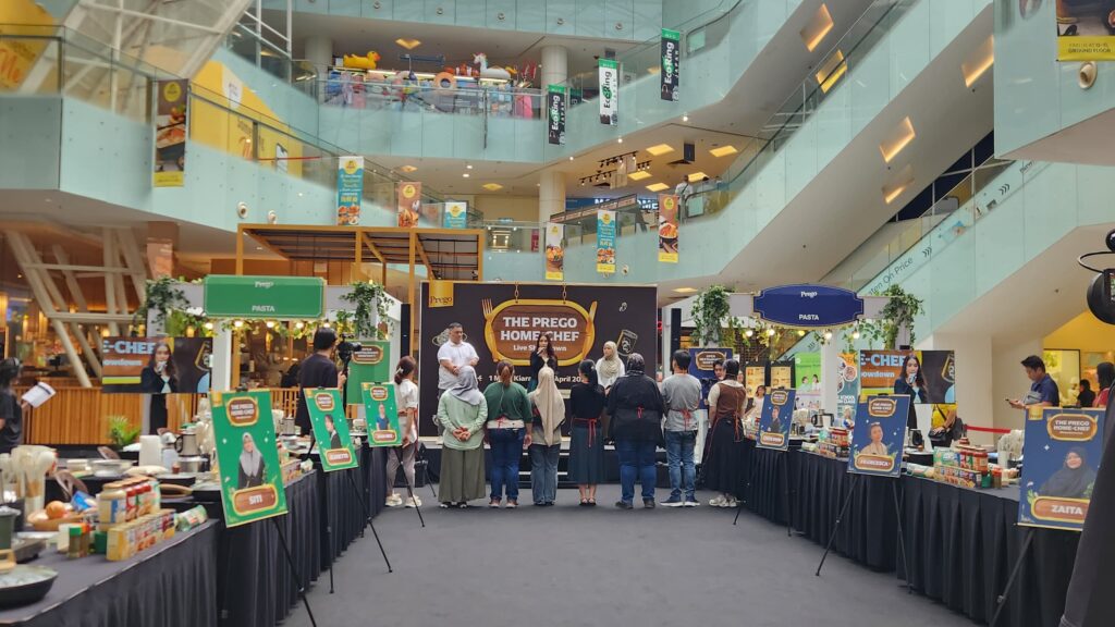 The eight contestants being briefed during the preliminary round.